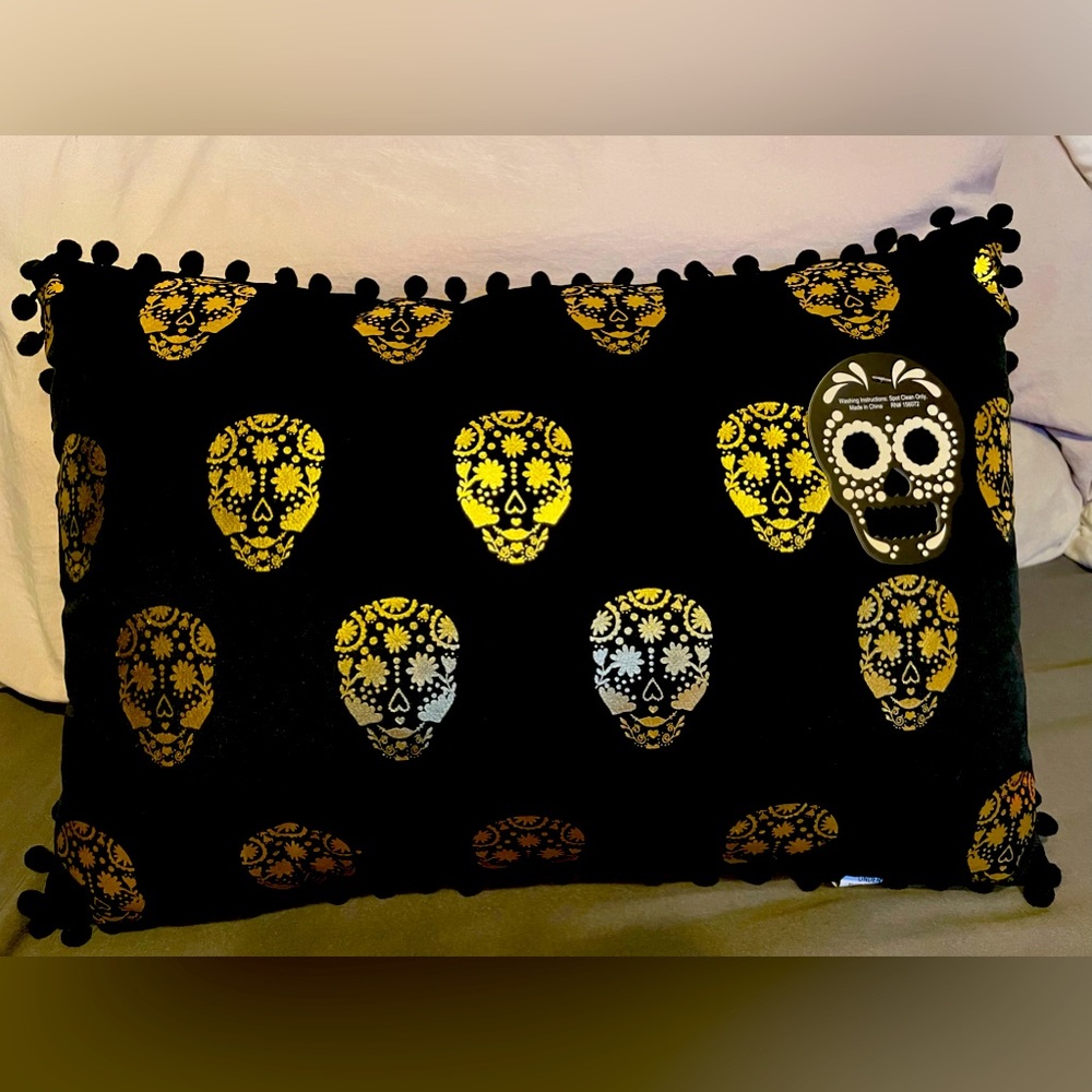 NWT Day of the Dead/ Dia de los Muertos Black tassel pillow with Gold Skulls